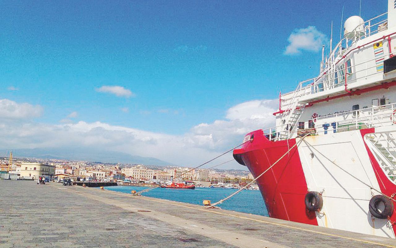 Copertina di “Contatti con scafisti” Perquisita la nave di Save the Children