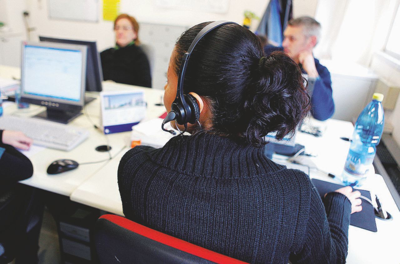 Copertina di Call center – L’esercito dei precari in cuffia. Pagati per sgridare la clientela