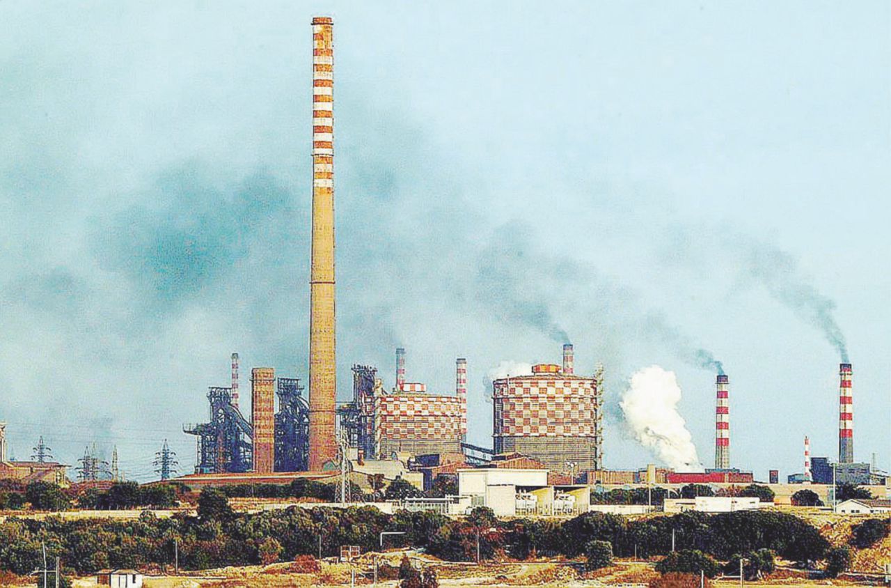 Copertina di Taranto, ancora veleni dell’Ilva. Il sindaco chiude le  scuole