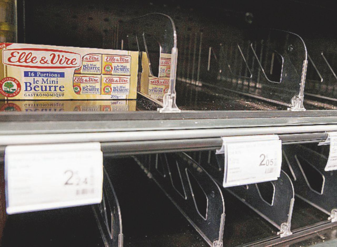 L’incubo - Gli scaffali semivuoti di un supermercato: la crisi accende il contrasto fra produttori e distributori - Ansa Burro finito, Parigi sull’orlo di una crisi di nervi