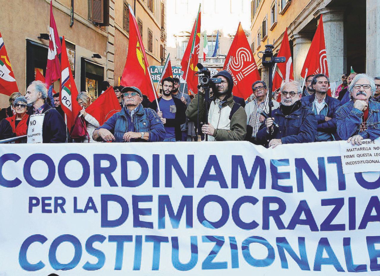 La piazza rassegnata: “Contro questa truffa ci resta solo la Corte”