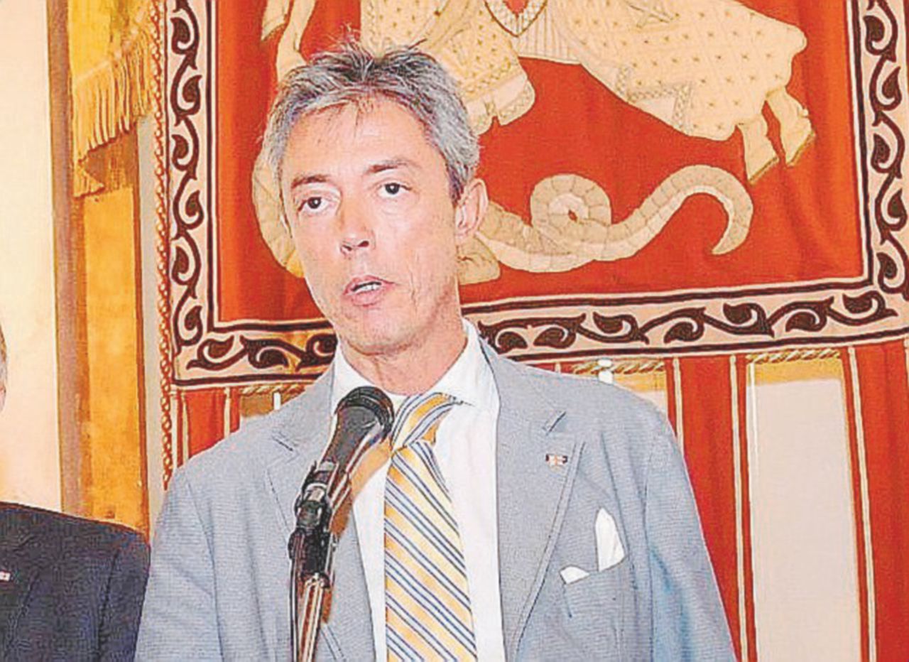 Copertina di L’assessore: “Gli operai muoiano di fame”