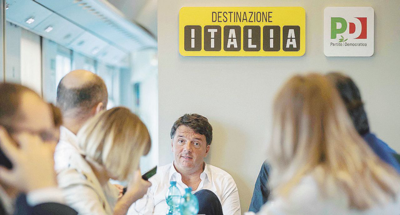 Renzi in treno, Maria Elena fa il controtour: aziende, convegni e posti dei “suoi” in lista