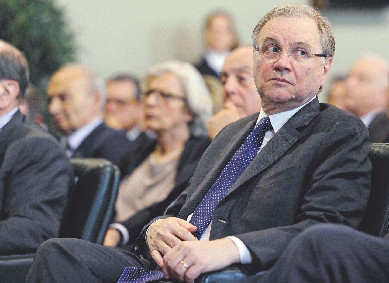 Copertina di Sberla di Gentiloni a Renzi: Visco confermato a Bankitalia