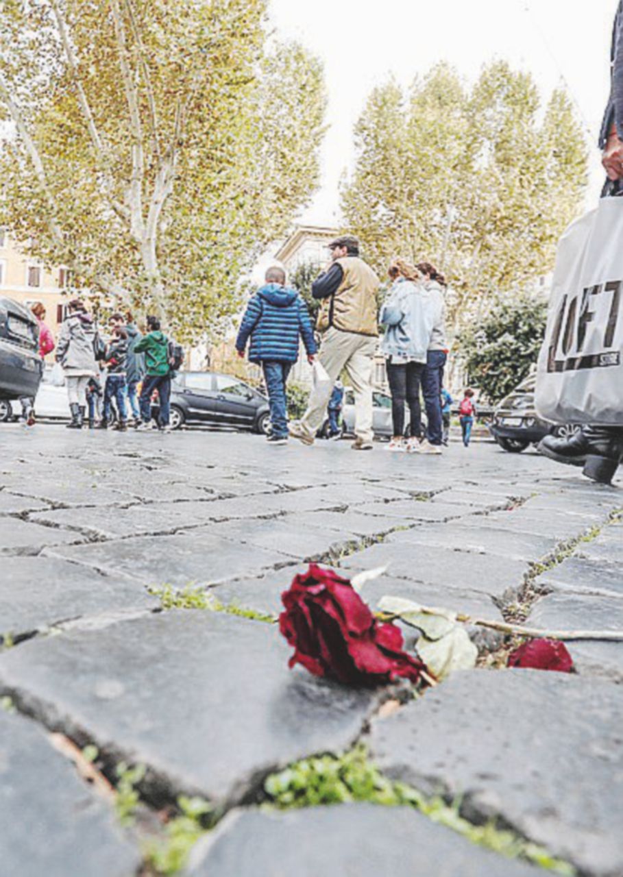 Copertina di Roma, insulti e botte a due migranti. A Torino bruciato un clochard romeno