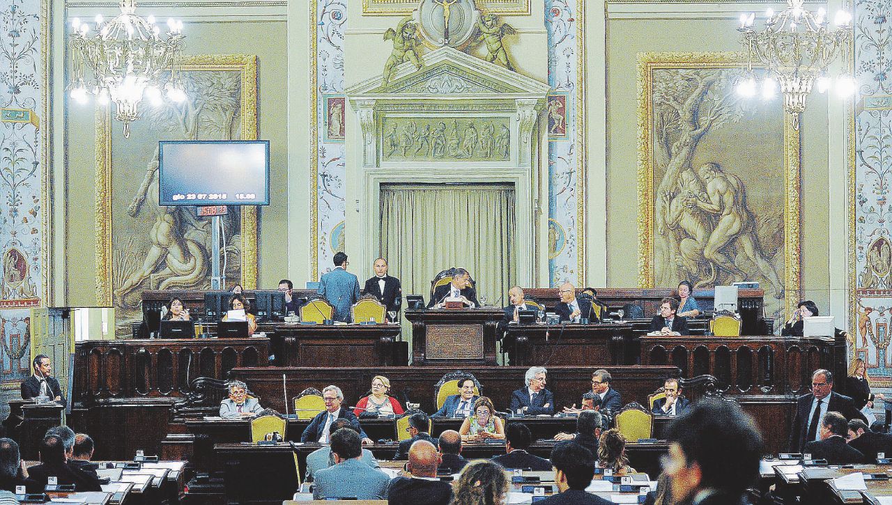 Le liste sporche e solite promesse, l’Isola verso il voto