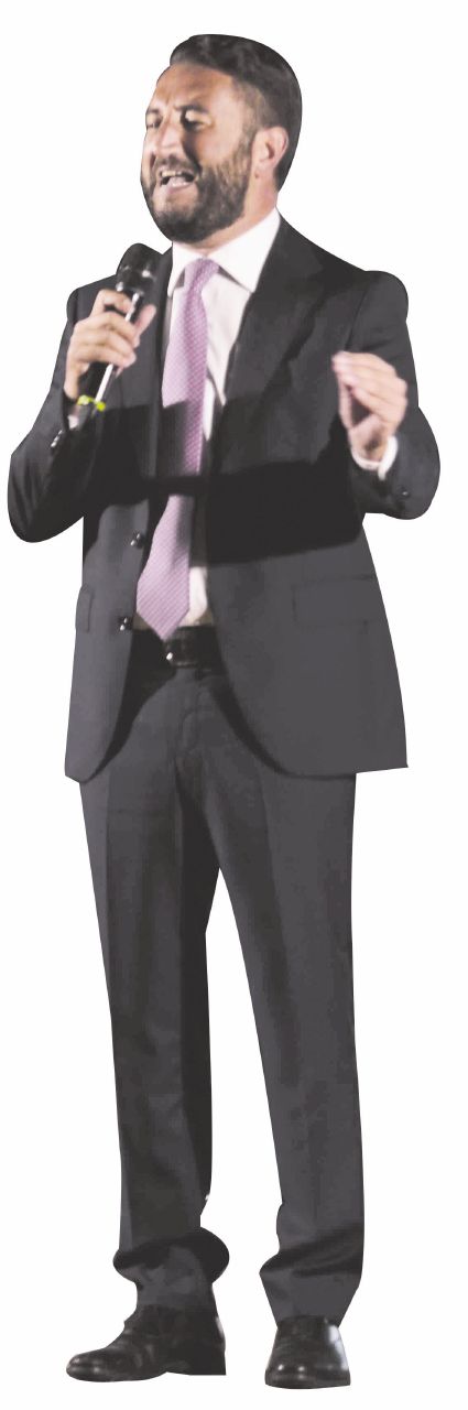 Sul palco assieme ai big nazionali   Il grillino cerca voti pure a sinistra