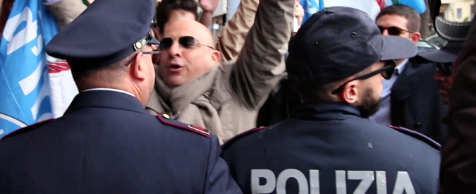 Copertina di Renzi, tour diventa fuga dai contestatori. A Reggio Calabria lo aspetta anche FdI: scatta l’ingresso secondario