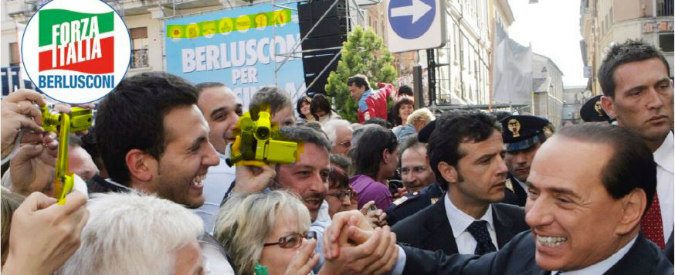 Copertina di I primi dieci giorni di Berlusconi su Twitter: foto d’archivio, anticaglie e nemmeno tremila follower. L’esordio flop