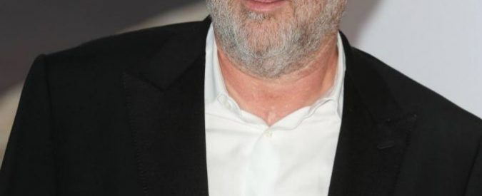 Molestie sessuali, ex dipendente accusa Weinstein: “Mi faceva pulire lo sperma dal suo divano”