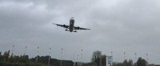 Copertina di Uragano Ophelia, raffiche di vento sulla pista dell’aeroporto di Dublino: l’atterraggio è spaventoso