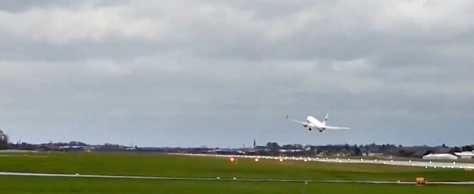 Copertina di Incubo in volo: il vento impedisce l’atterraggio e il charter rischia di schiantarsi sulla pista di Salisburgo