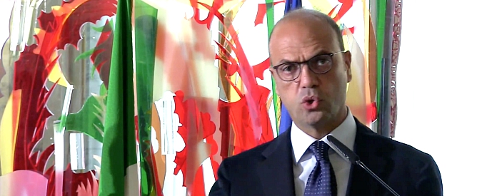 Copertina di Migranti in Libia, Alfano rassicura tutti: “Nostra attenzione su diritti umani nei centri libici è altissima”. E ripesca le ong