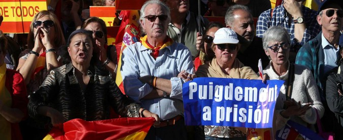 Copertina di Catalogna, ministro belga: “Per Puigdemont asilo da noi per sfuggire all’arresto”.  Ma il premier Michel smentisce. Migliaia di unionisti a Barcellona