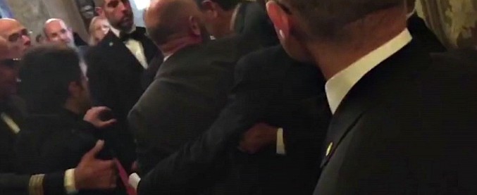 Copertina di Senato, commessi bloccano la protesta dei parlamentari M5s: urla e spintoni davanti agli ascensori di Palazzo Madama