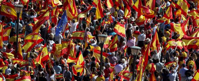 Catalogna, gli unionisti scendono in piazza a Barcellona. Vargas Llosa: “La passione può essere distruttiva”
