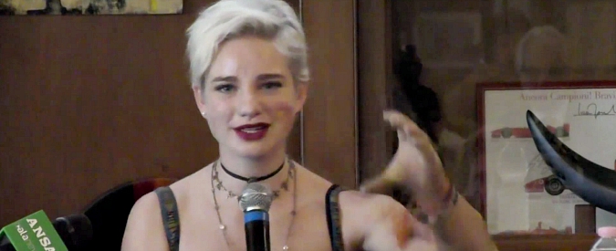 Copertina di Bebe Vio spiega il suo rapporto con la fede: “Ero molto credente, pure chierichetta. Poi mi sono fatta una domanda…”