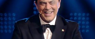 Copertina di Fratelli di Crozza, cosa ci fa Berlusconi dentro un gigantesco bidet? “È il mio nuovo predellino”