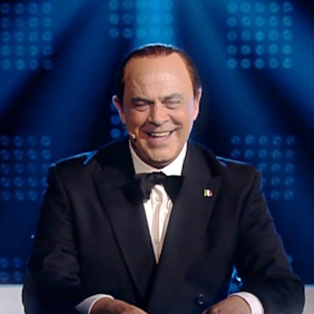 Fratelli di Crozza, cosa ci fa Berlusconi dentro un gigantesco bidet? “È il mio nuovo predellino”
