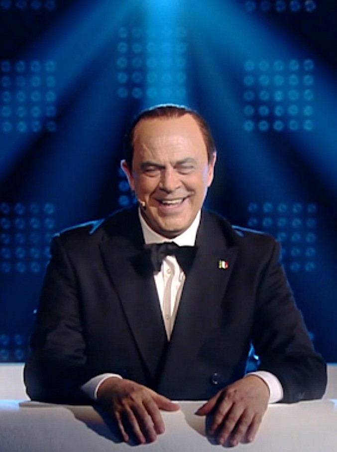 Copertina di Fratelli di Crozza, cosa ci fa Berlusconi dentro un gigantesco bidet? “È il mio nuovo predellino”