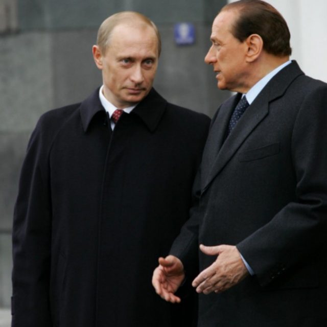 Vladimir Putin, il presidente della Federazione russa festeggia il compleanno: ecco il particolare regalo di Berlusconi