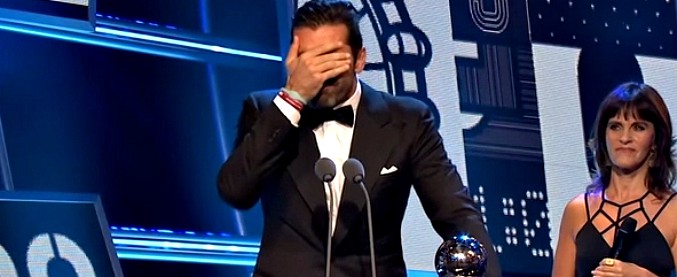 Copertina di Fifa awards, Buffon miglior portiere al mondo: il capitano in lacrime durante la cerimonia