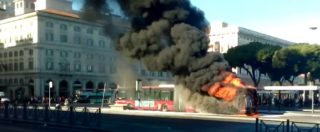 Copertina di Roma, autobus Atac in fiamme alla stazione Termini. Fumo denso su tutto il piazzale