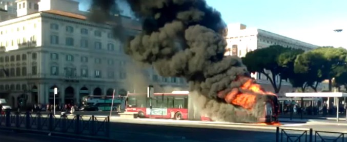 Copertina di Roma, autobus Atac in fiamme alla stazione Termini. Fumo denso su tutto il piazzale