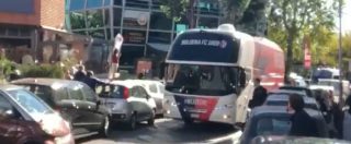 Copertina di Roma, il bus del Bologna Calcio scortato contromano. La scena al mercato di Ponte Milvio è surreale