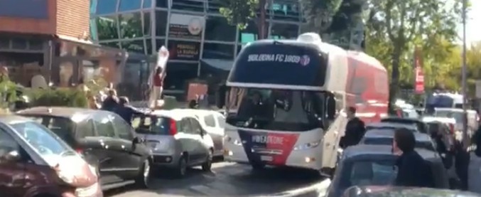 Copertina di Roma, il bus del Bologna Calcio scortato contromano. La scena al mercato di Ponte Milvio è surreale