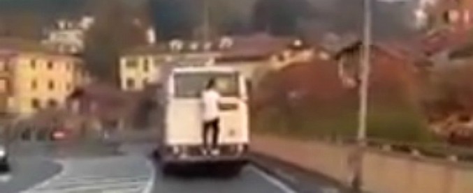 Copertina di Quando il viaggio sul mezzo pubblico diventa estremo. L’incredibile scena ripresa a San Mauro Torinese