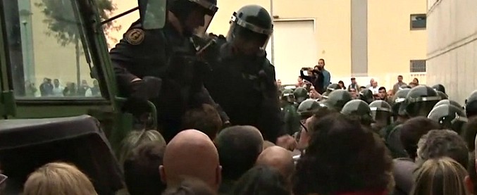 Copertina di Referendum Catalogna, blitz e cariche della Guardia Civil nel seggio di Girona