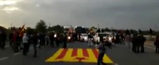 Copertina di Catalogna, iniziato all’alba lo sciopero generale. Strade interrotte e cortei in città