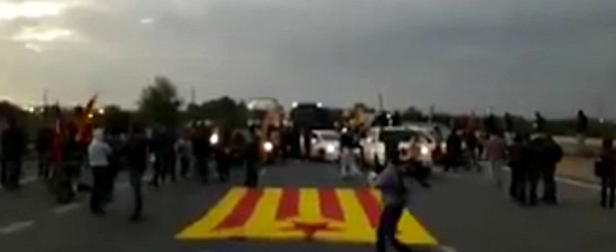 Copertina di Catalogna, iniziato all’alba lo sciopero generale. Strade interrotte e cortei in città