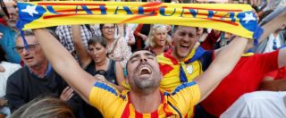 Catalogna indipendente, vice premier di Madrid assume la presidenza. Puigdemont: “Resistiamo, no violenza”
