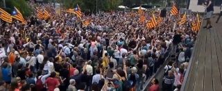 Copertina di Catalogna, migliaia di persone nelle piazze. Proteste davanti a commissariati di polizia