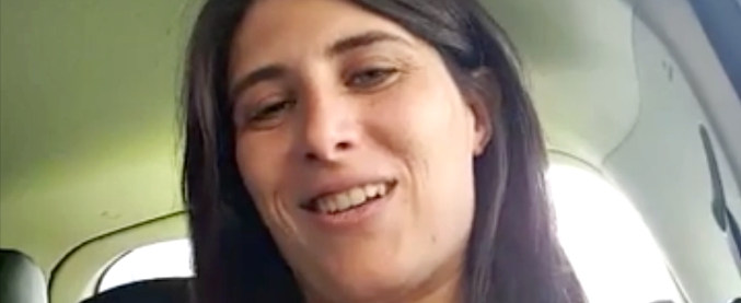 Copertina di Chiara Appendino, figuraccia in auto: “Multe? Questione di educazione civica”. Ma è senza cintura, e deve scusarsi