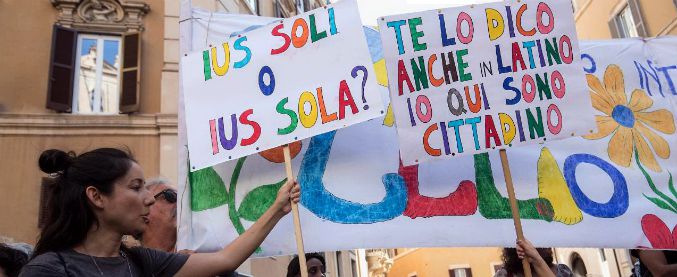 Copertina di Ius soli, i sostenitori della riforma in piazza per il Cittadinanza Day: “Senato sia responsabile e voti subito la riforma”  – FOTO