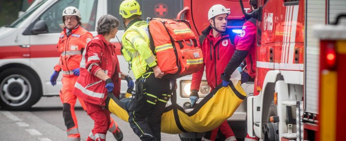 Copertina di Como, padre dà fuoco alla casa e si suicida: con lui muoiono i quattro figli. “Erano tutti distesi sul letto matrimoniale”