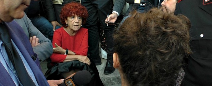 Copertina di Benevento, studenti contestano Fedeli: la ministra lascia il convegno e si siede per parlare con loro: “Errori? Interverremo”