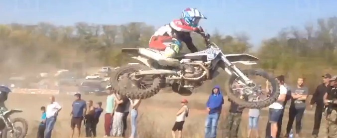 Copertina di Tragedia alla gara di cross, spettatore travolto e ucciso mentre attraversa la pista