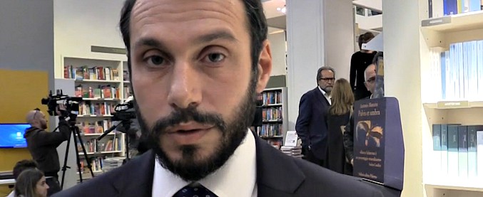 Copertina di Caso David Rossi, Vecchi presenta il libro sul “suicidio imperfetto” del manager Mps: “La sua morte tra i misteri d’Italia”