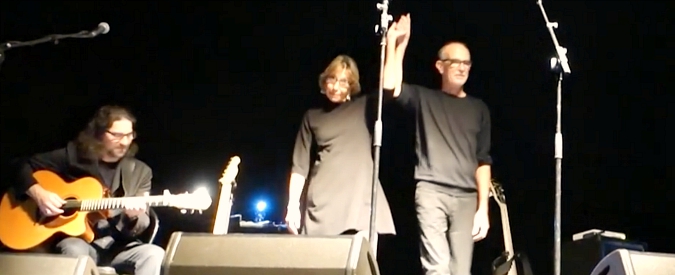 Copertina di De Gregori in tour, duetto a sorpresa al Vox di Nonantola. Per ‘Anema e core’ arriva Chicca: “Vi presento la mia sposa…”