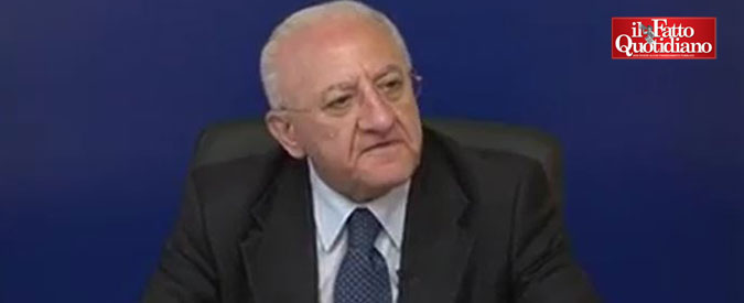 Copertina di De Luca recita Leopardi con stoccata a M5s: “Ora abbiamo stelle di latta”. Poi attacca Battisti, leader catalano e parcheggiatori abusivi