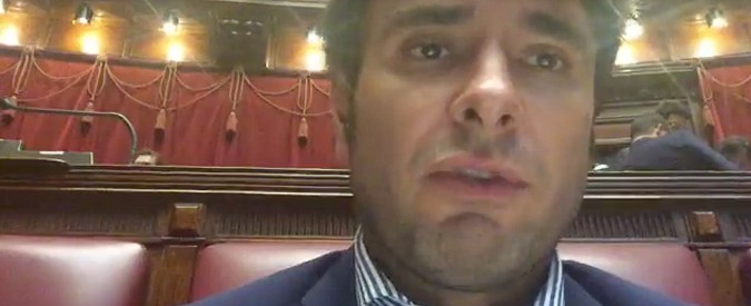 Copertina di Legge Elettorale, Di Battista senza voce lancia la protesta: “Qui continuano a fare leggi di merda. Domani tutti a Roma”