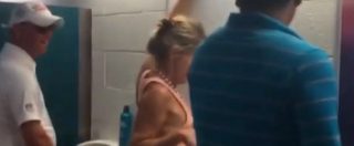 Copertina di Le donne non possono fare pipì in piedi? La scena ripresa nei bagni (maschili) di uno stadio di Miami vi farà cambiare idea