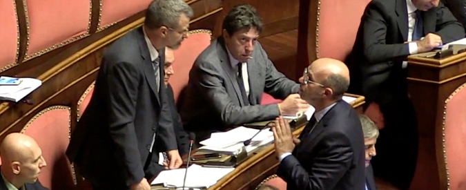 Copertina di M5s, strafalcione in Senato di Endrizzi: “Via dall’Aula”. Ma sbaglia i tempi e parte la ramanzina dello sconsolato Crimi