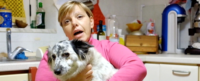 Copertina di Crisi epilettica al ristorante, la proprietaria al marito della donna: “Gente come voi stia a casa, clienti spaventati”