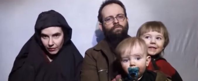 Ostaggio dei talebani per 5 anni, rientrata in Canada la famiglia Boyle. “Hanno ucciso mia figlia e violentato mia moglie”