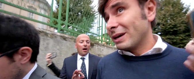 Copertina di M5s, l’ex attivista querelato insegue Di Battista fuori dal tribunale: “O hai mentito o non ricordi”. In aula anche Casaleggio